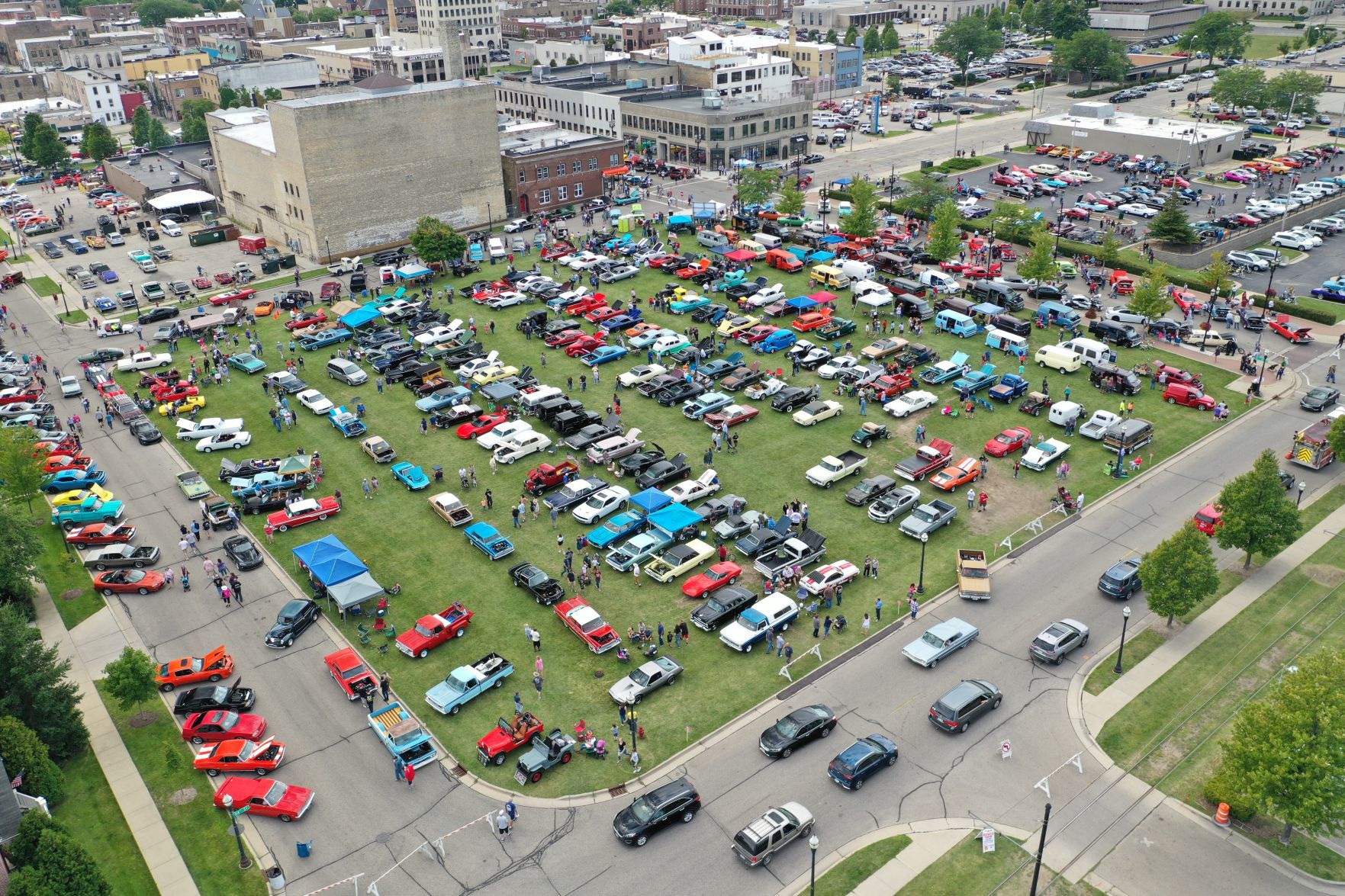 CLASSIC CAR CRUISE-IN